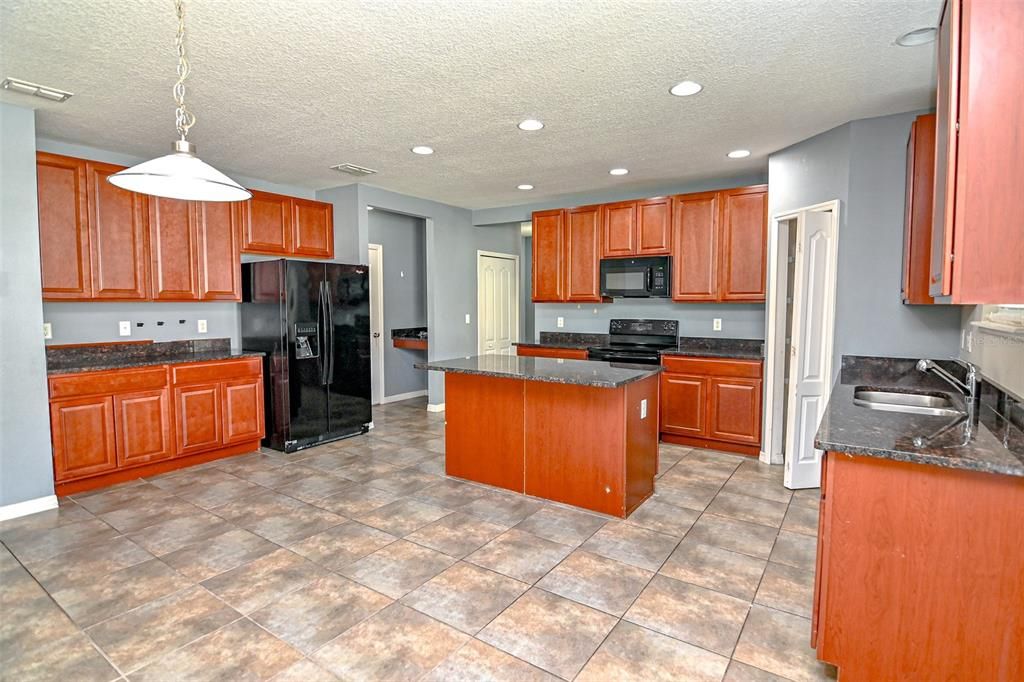 合同活跃: $2,000 (3 贝兹, 2 浴室, 1994 平方英尺)