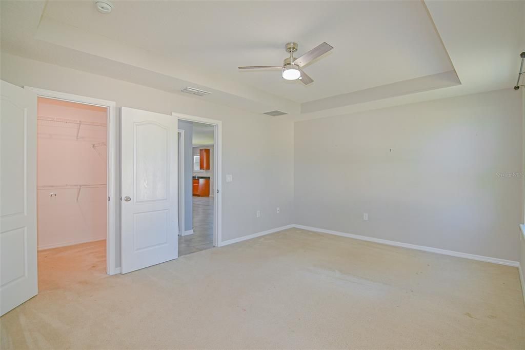 合同活跃: $2,000 (3 贝兹, 2 浴室, 1994 平方英尺)