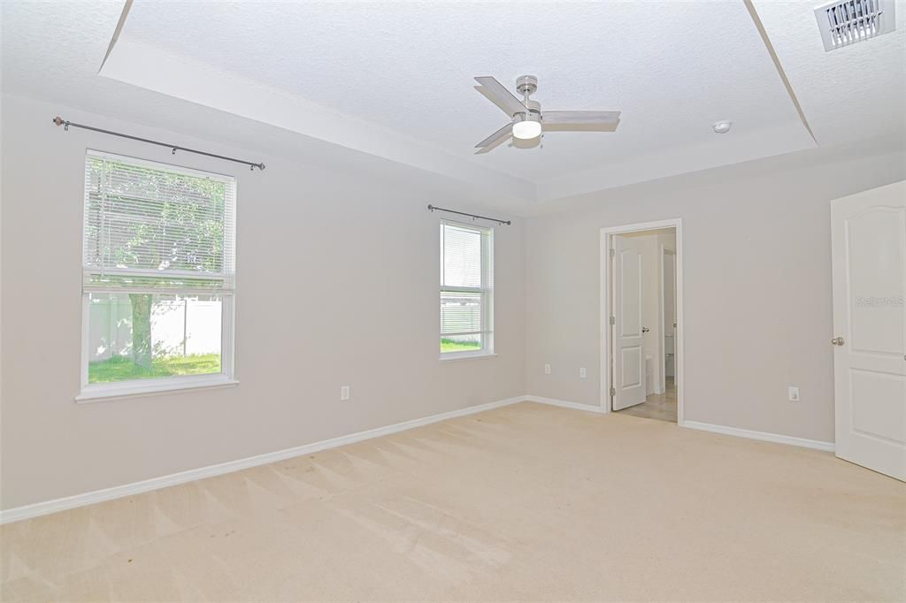 合同活跃: $2,000 (3 贝兹, 2 浴室, 1994 平方英尺)