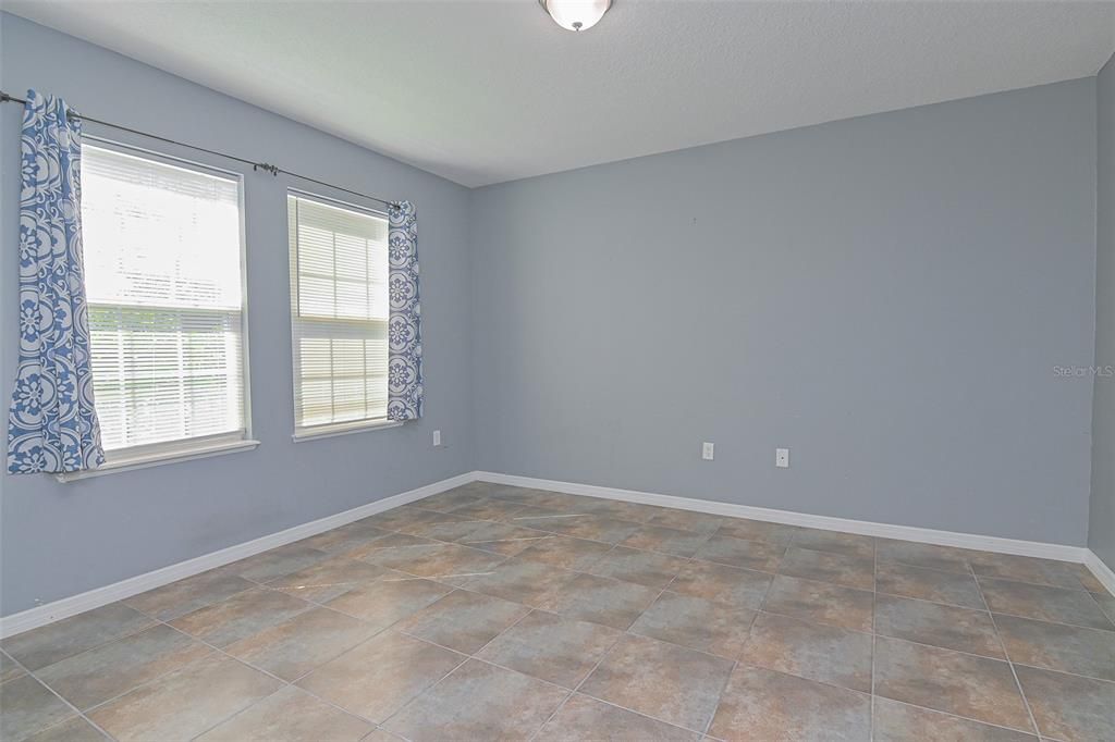 合同活跃: $2,000 (3 贝兹, 2 浴室, 1994 平方英尺)