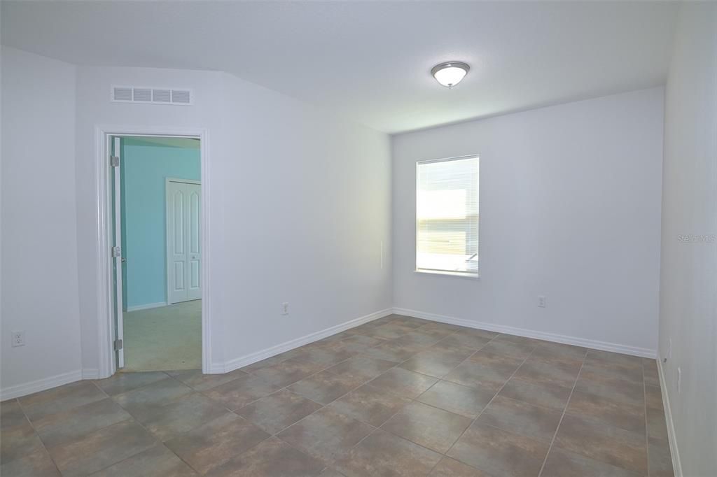 合同活跃: $2,000 (3 贝兹, 2 浴室, 1994 平方英尺)