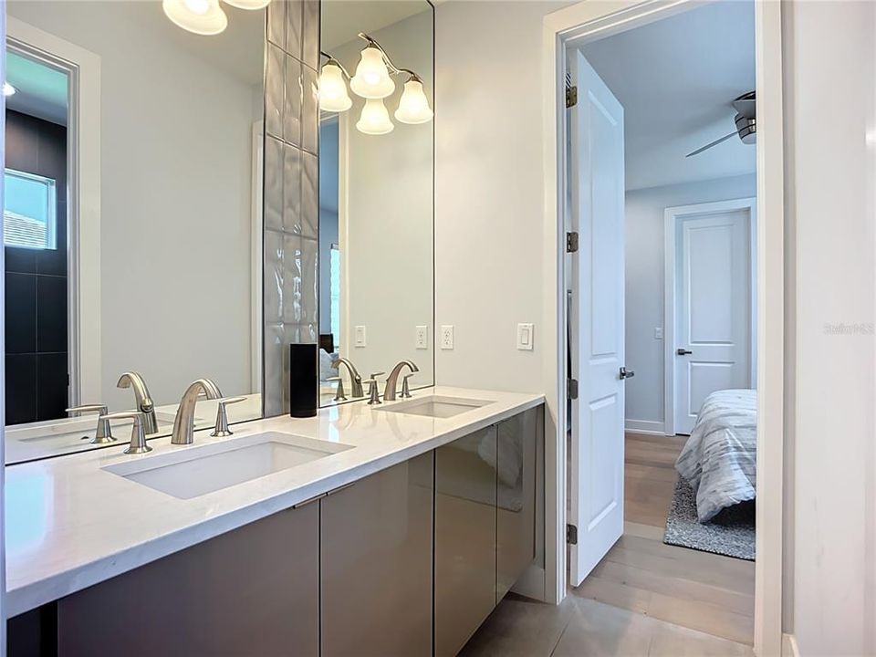 合同活跃: $1,799,000 (4 贝兹, 3 浴室, 3277 平方英尺)