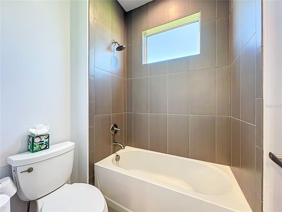 合同活跃: $1,799,000 (4 贝兹, 3 浴室, 3277 平方英尺)