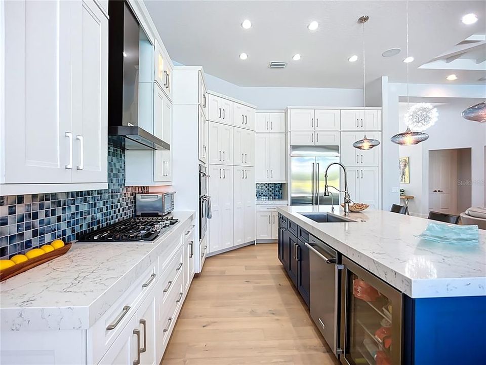 合同活跃: $1,799,000 (4 贝兹, 3 浴室, 3277 平方英尺)