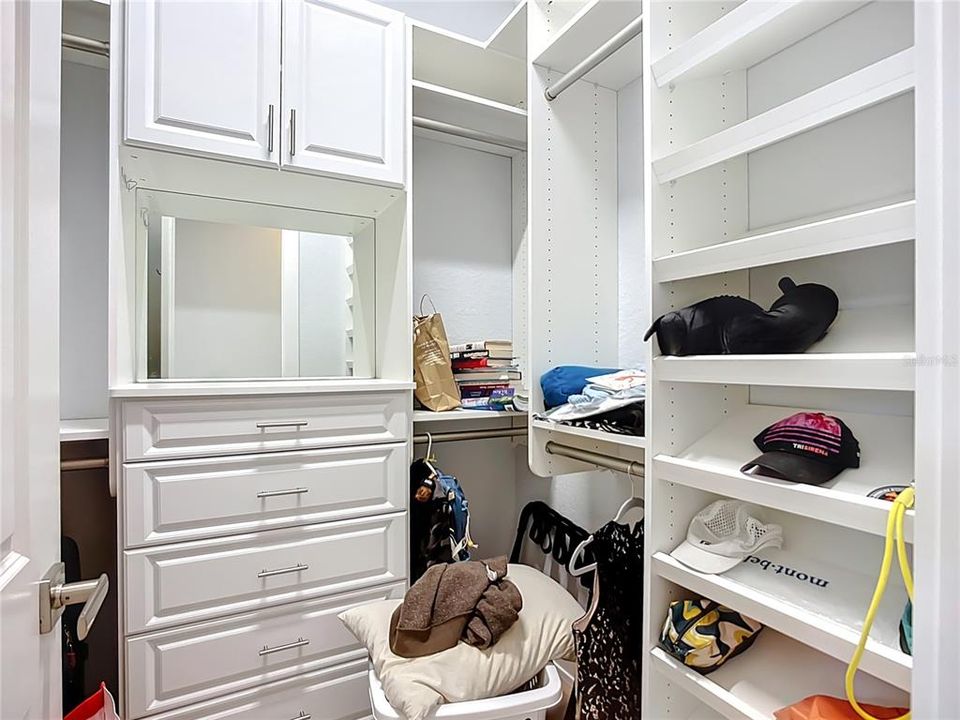 合同活跃: $1,799,000 (4 贝兹, 3 浴室, 3277 平方英尺)