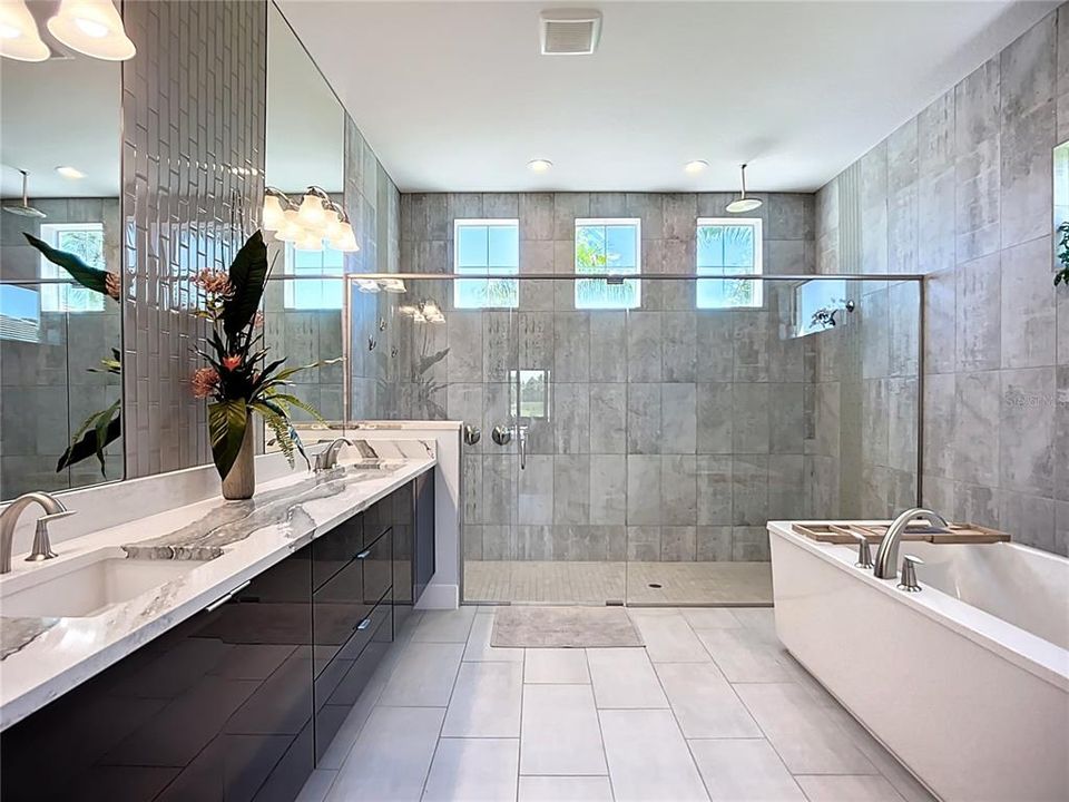 合同活跃: $1,799,000 (4 贝兹, 3 浴室, 3277 平方英尺)