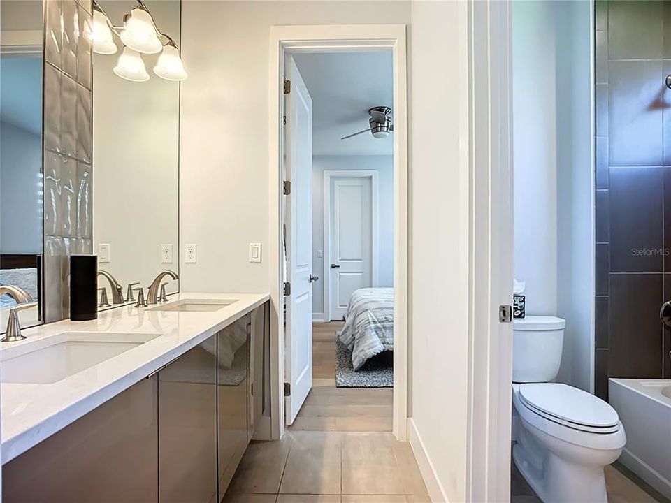 合同活跃: $1,799,000 (4 贝兹, 3 浴室, 3277 平方英尺)