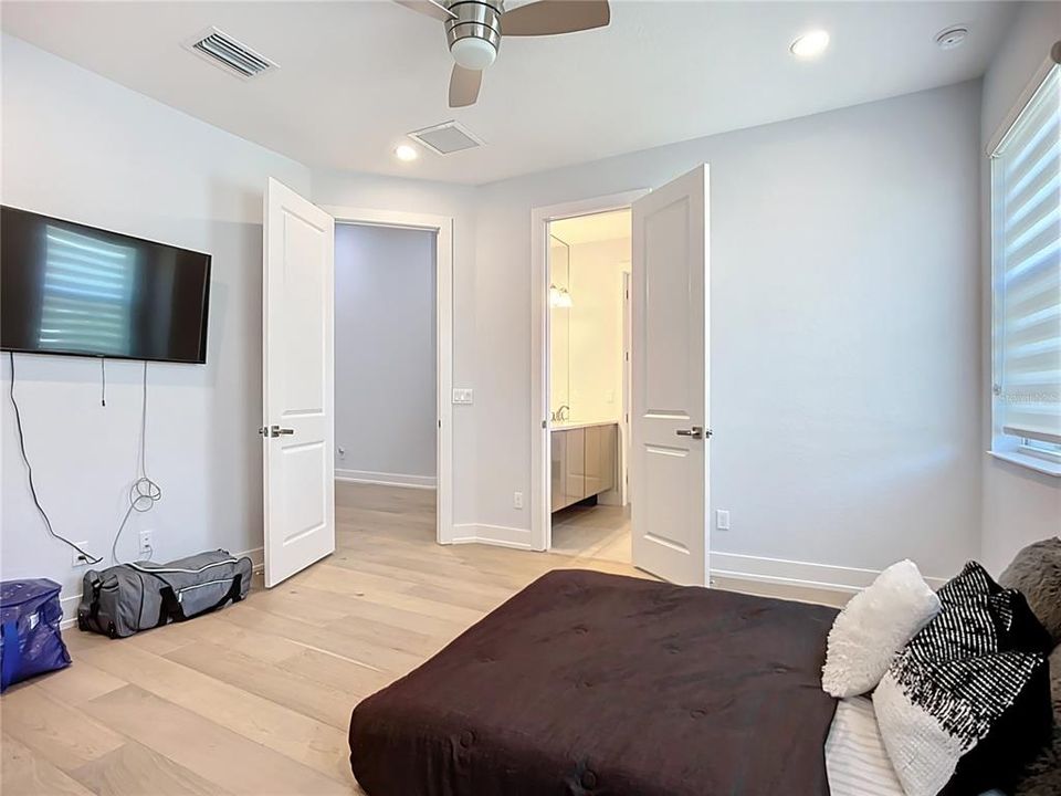 合同活跃: $1,799,000 (4 贝兹, 3 浴室, 3277 平方英尺)