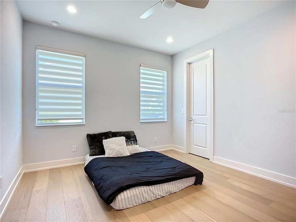 合同活跃: $1,799,000 (4 贝兹, 3 浴室, 3277 平方英尺)