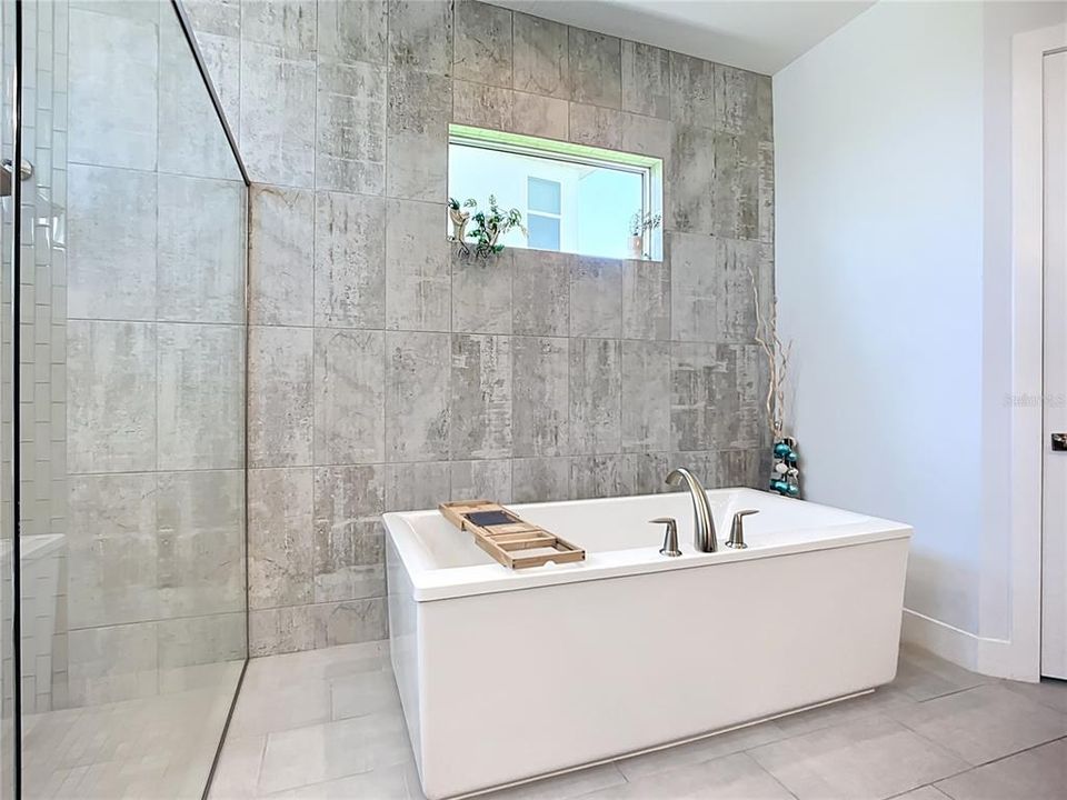 合同活跃: $1,799,000 (4 贝兹, 3 浴室, 3277 平方英尺)