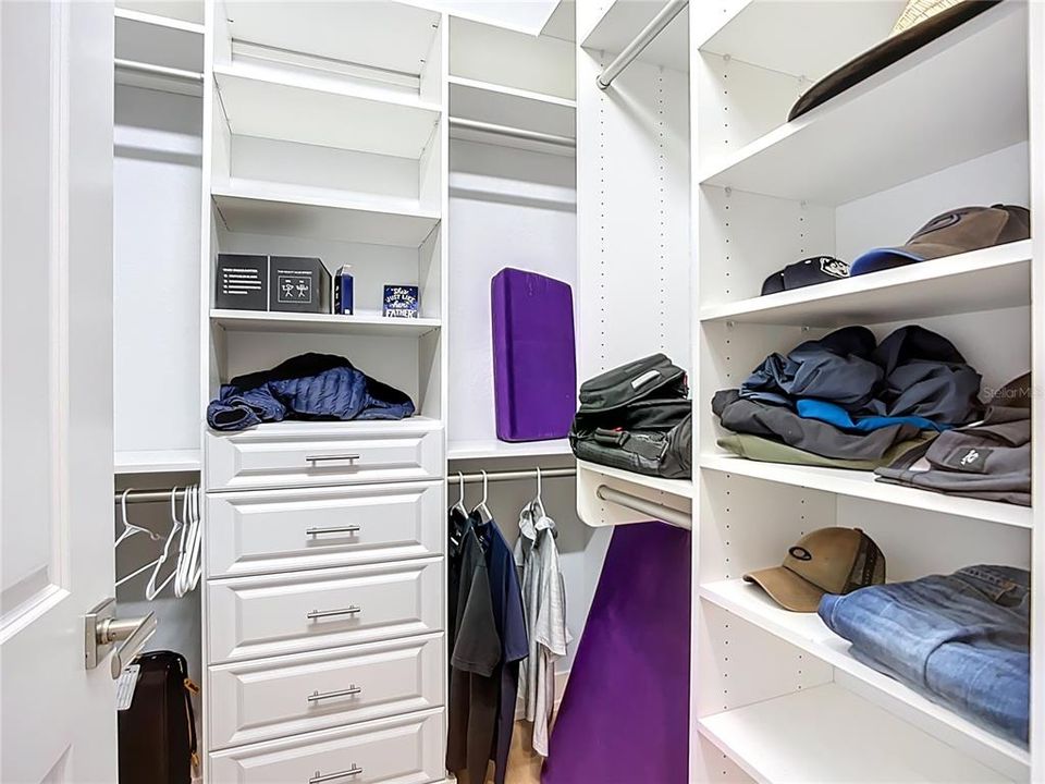 合同活跃: $1,799,000 (4 贝兹, 3 浴室, 3277 平方英尺)