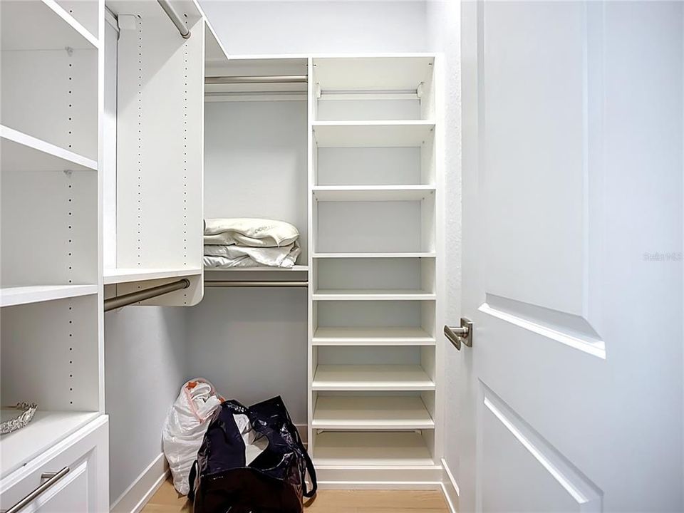 合同活跃: $1,799,000 (4 贝兹, 3 浴室, 3277 平方英尺)