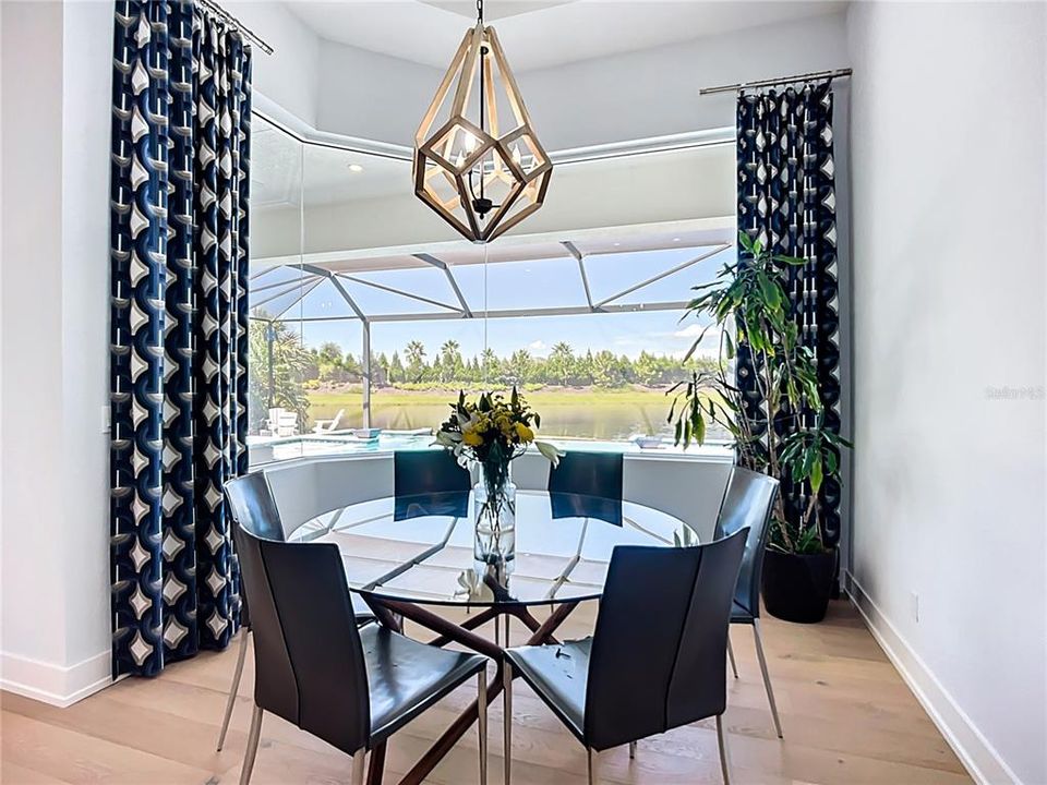 合同活跃: $1,799,000 (4 贝兹, 3 浴室, 3277 平方英尺)