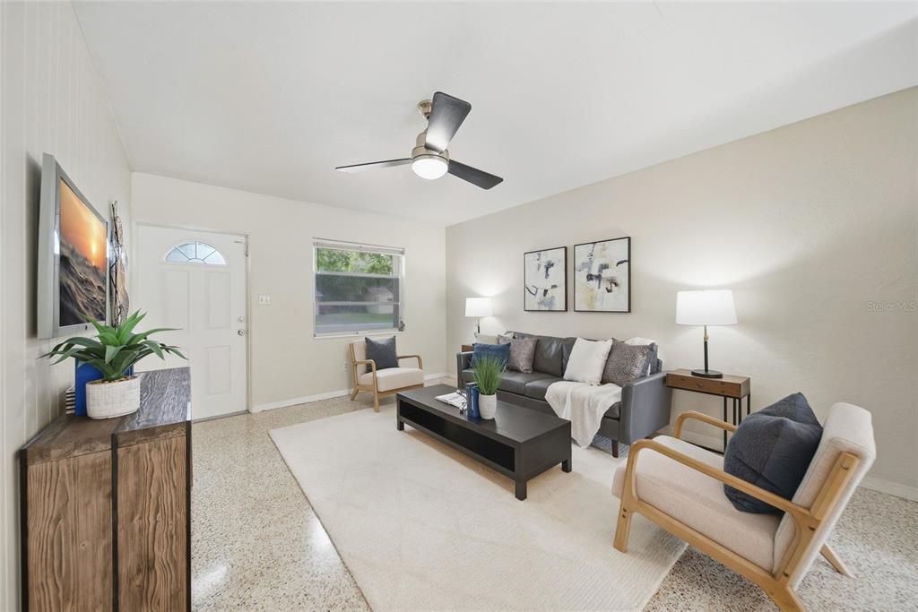 Activo con contrato: $369,000 (3 camas, 2 baños, 1032 Pies cuadrados)