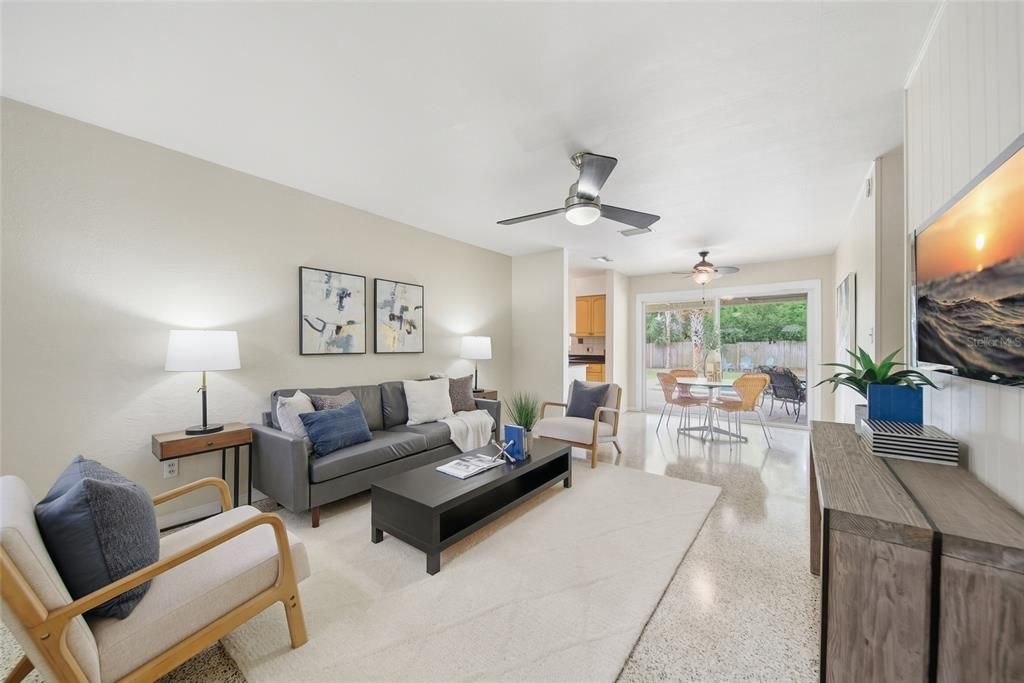 Activo con contrato: $369,000 (3 camas, 2 baños, 1032 Pies cuadrados)