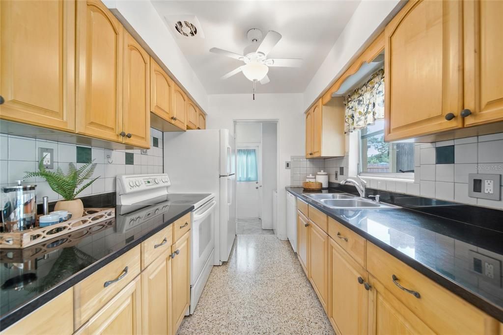 Activo con contrato: $369,000 (3 camas, 2 baños, 1032 Pies cuadrados)