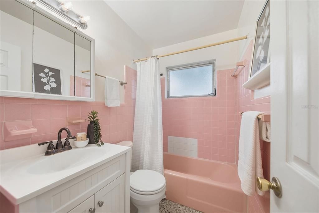 Activo con contrato: $369,000 (3 camas, 2 baños, 1032 Pies cuadrados)