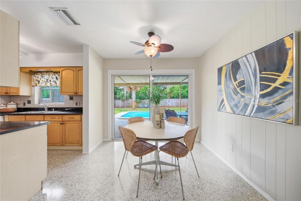 Activo con contrato: $369,000 (3 camas, 2 baños, 1032 Pies cuadrados)