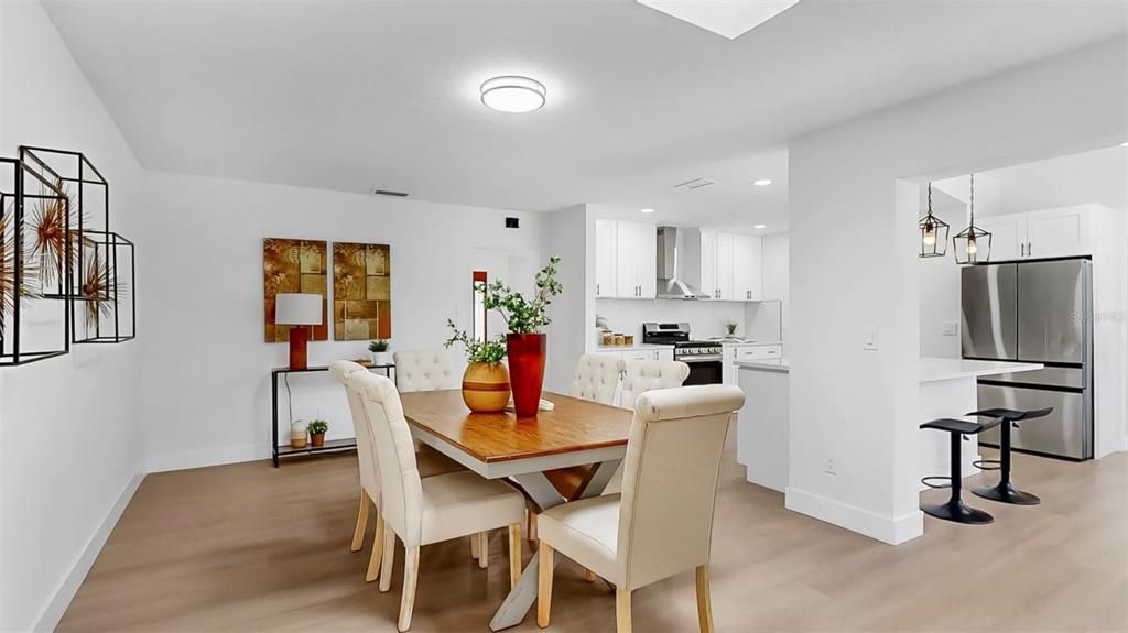 出租: $5,000 (4 贝兹, 3 浴室, 2534 平方英尺)