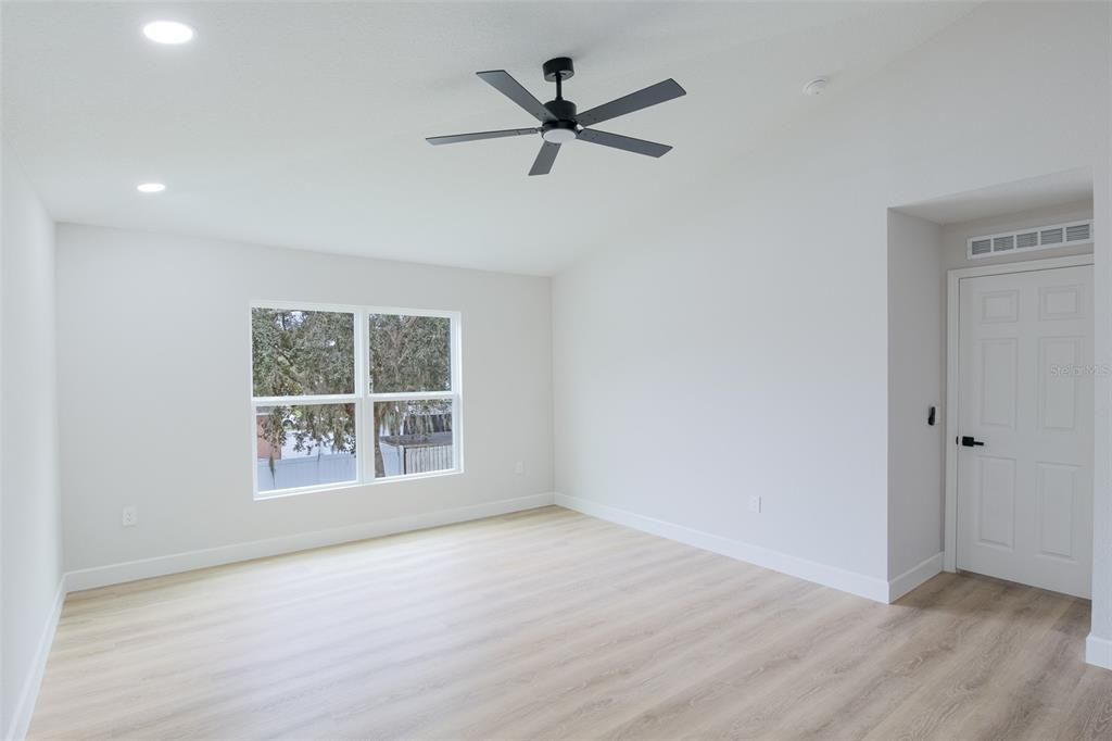 For Sale: $493,333 (5 beds, 3 baths, 2246 Square Feet)