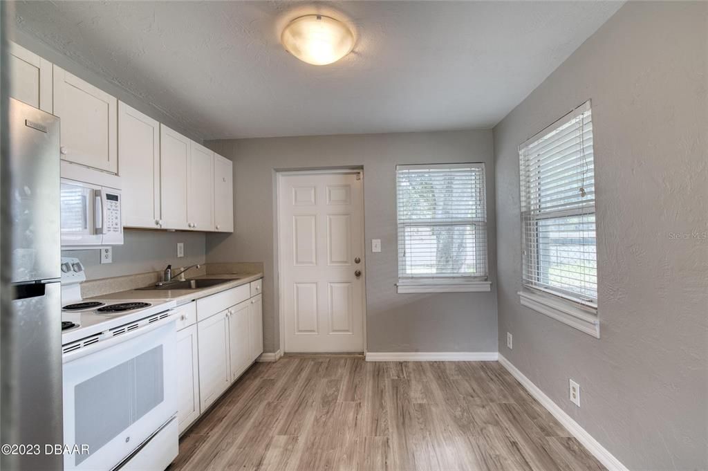 На продажу: $192,400 (2 спален, 1 ванн, 784 Квадратных фут)