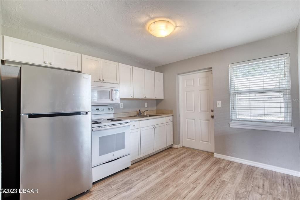 На продажу: $192,400 (2 спален, 1 ванн, 784 Квадратных фут)