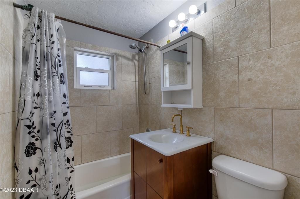 На продажу: $192,400 (2 спален, 1 ванн, 784 Квадратных фут)