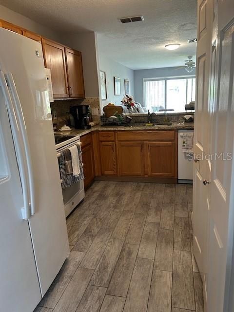 For Sale: $220,000 (2 beds, 2 baths, 1240 Square Feet)