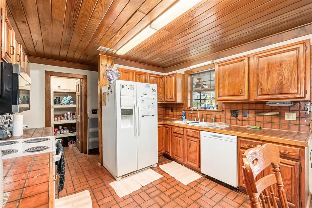 合同活跃: $375,000 (3 贝兹, 2 浴室, 1836 平方英尺)