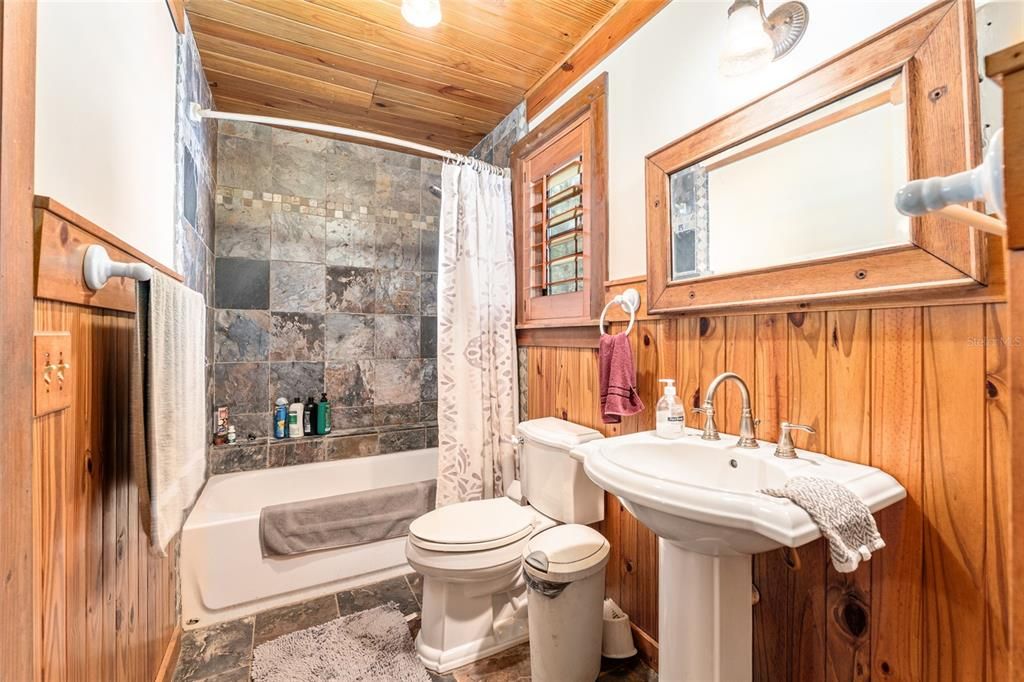 合同活跃: $375,000 (3 贝兹, 2 浴室, 1836 平方英尺)