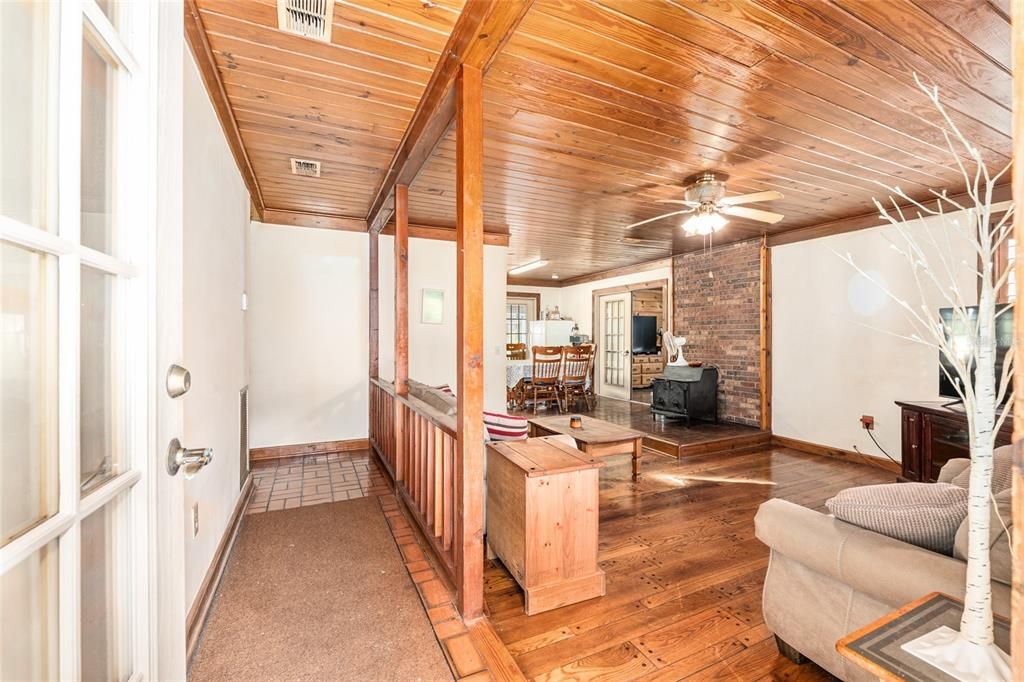 合同活跃: $375,000 (3 贝兹, 2 浴室, 1836 平方英尺)