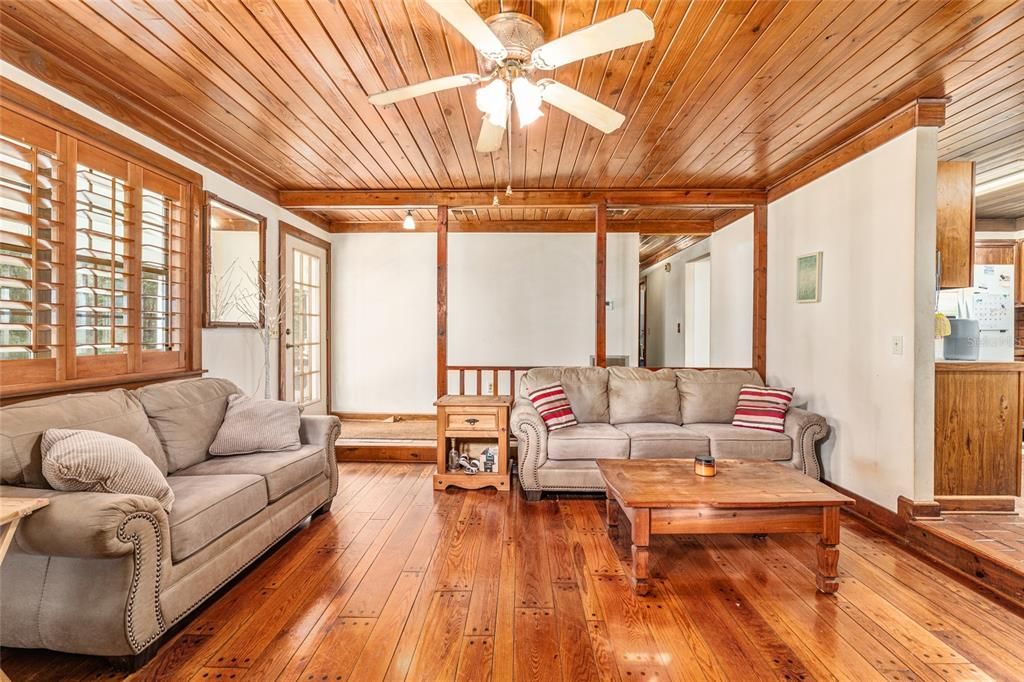 合同活跃: $375,000 (3 贝兹, 2 浴室, 1836 平方英尺)