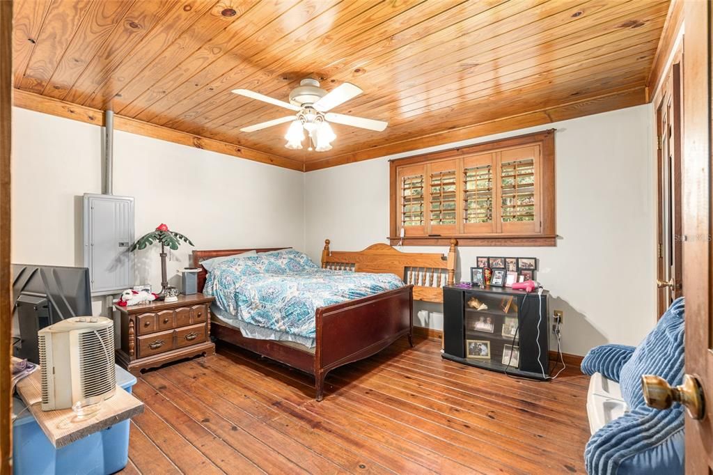 合同活跃: $375,000 (3 贝兹, 2 浴室, 1836 平方英尺)