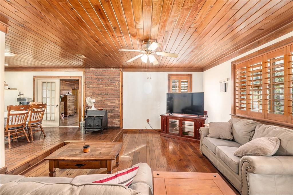 合同活跃: $375,000 (3 贝兹, 2 浴室, 1836 平方英尺)