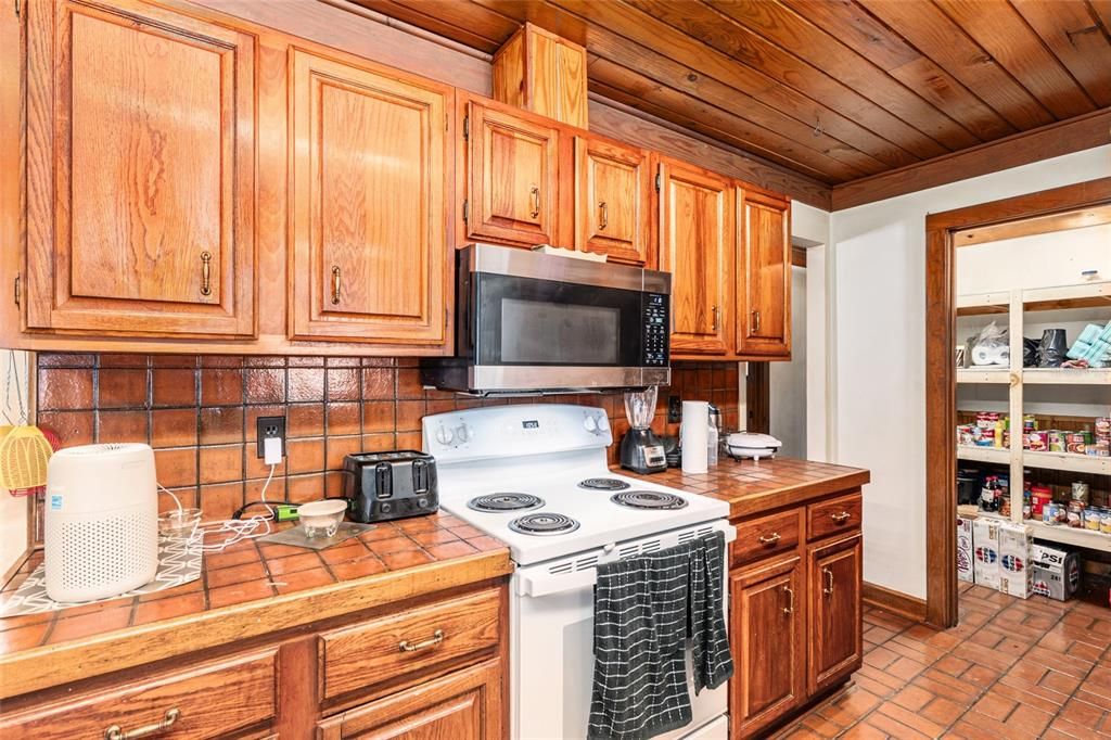 合同活跃: $375,000 (3 贝兹, 2 浴室, 1836 平方英尺)