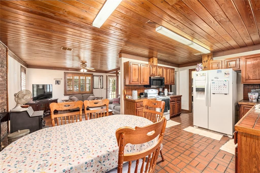 合同活跃: $375,000 (3 贝兹, 2 浴室, 1836 平方英尺)