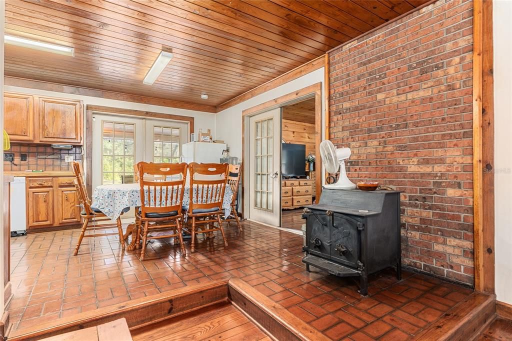 合同活跃: $375,000 (3 贝兹, 2 浴室, 1836 平方英尺)