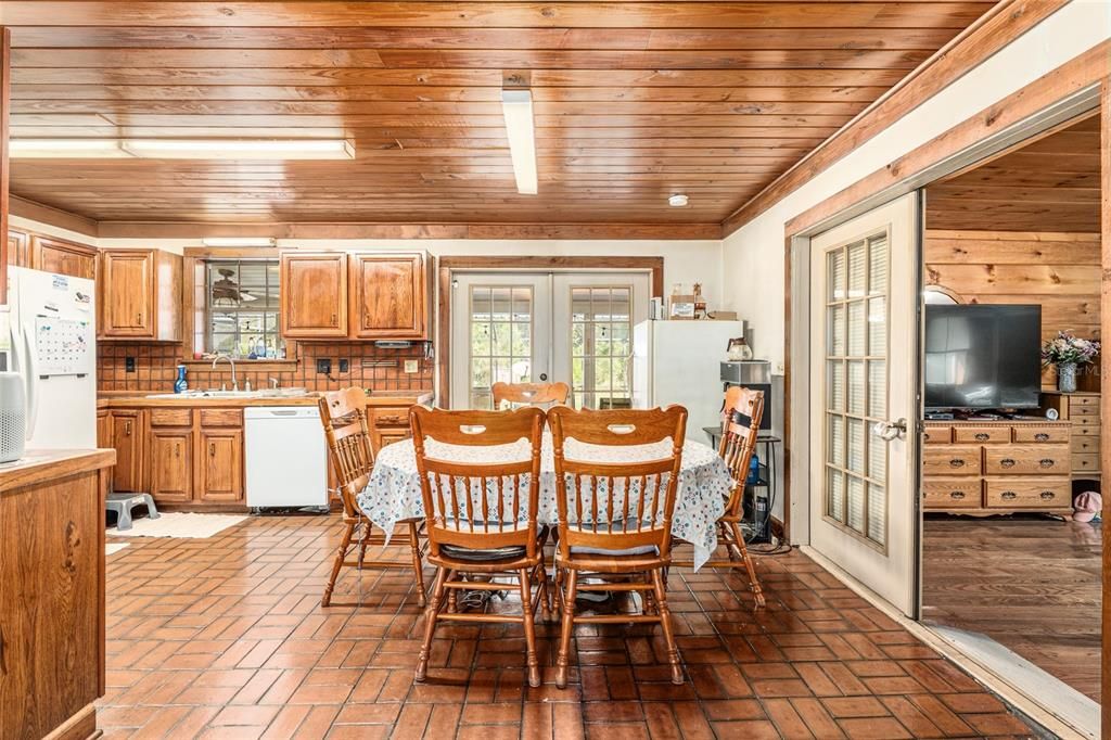 合同活跃: $375,000 (3 贝兹, 2 浴室, 1836 平方英尺)