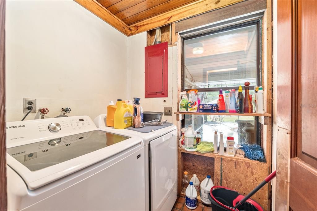 合同活跃: $375,000 (3 贝兹, 2 浴室, 1836 平方英尺)