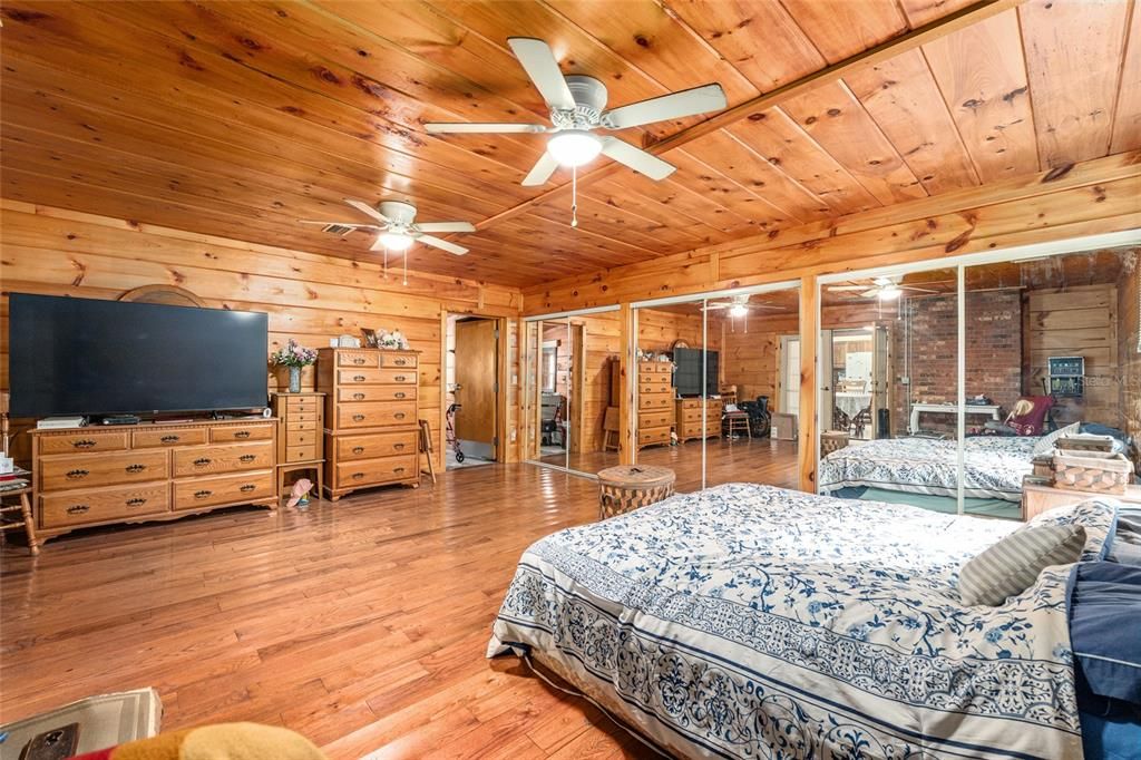 合同活跃: $375,000 (3 贝兹, 2 浴室, 1836 平方英尺)