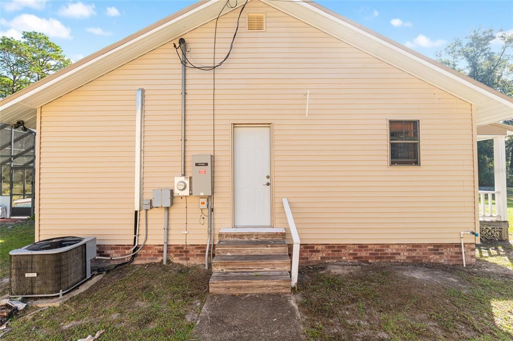 合同活跃: $375,000 (3 贝兹, 2 浴室, 1836 平方英尺)