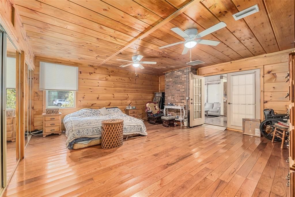 合同活跃: $375,000 (3 贝兹, 2 浴室, 1836 平方英尺)