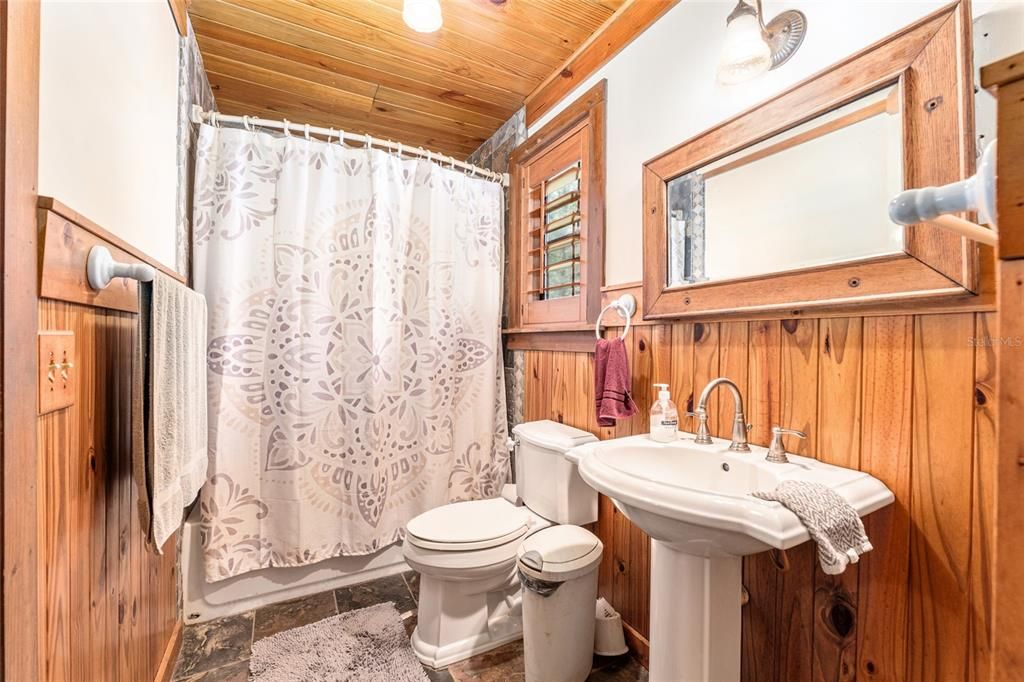 合同活跃: $375,000 (3 贝兹, 2 浴室, 1836 平方英尺)