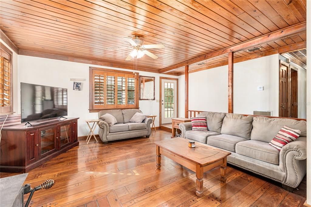 合同活跃: $375,000 (3 贝兹, 2 浴室, 1836 平方英尺)