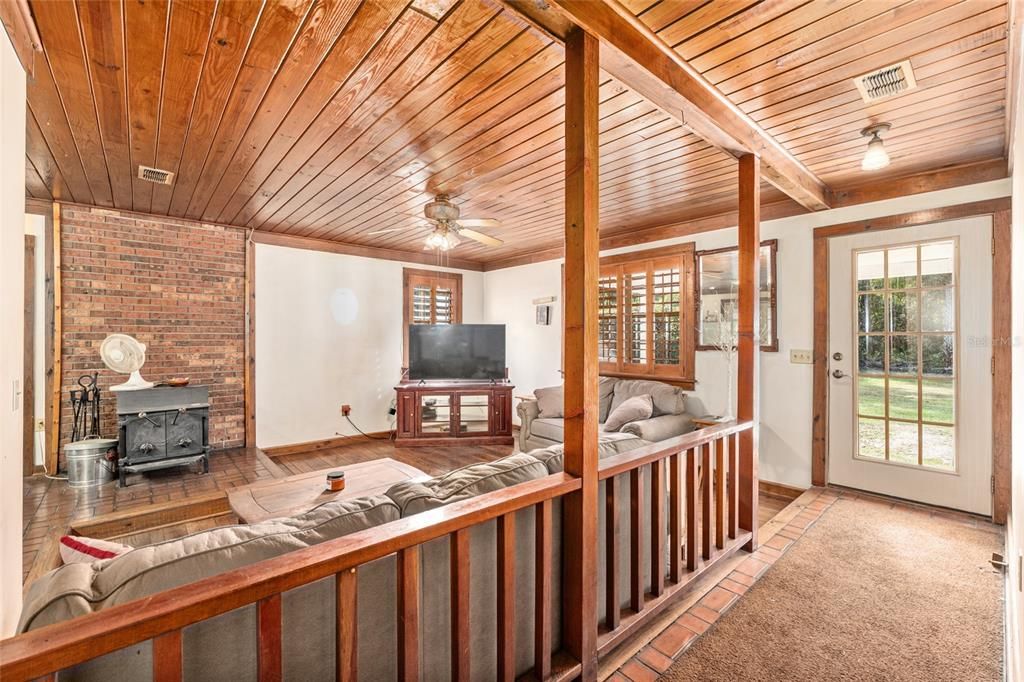 合同活跃: $375,000 (3 贝兹, 2 浴室, 1836 平方英尺)