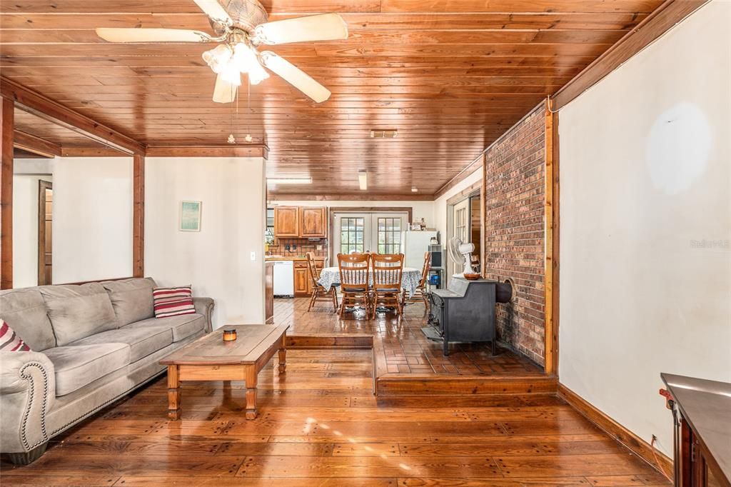 合同活跃: $375,000 (3 贝兹, 2 浴室, 1836 平方英尺)