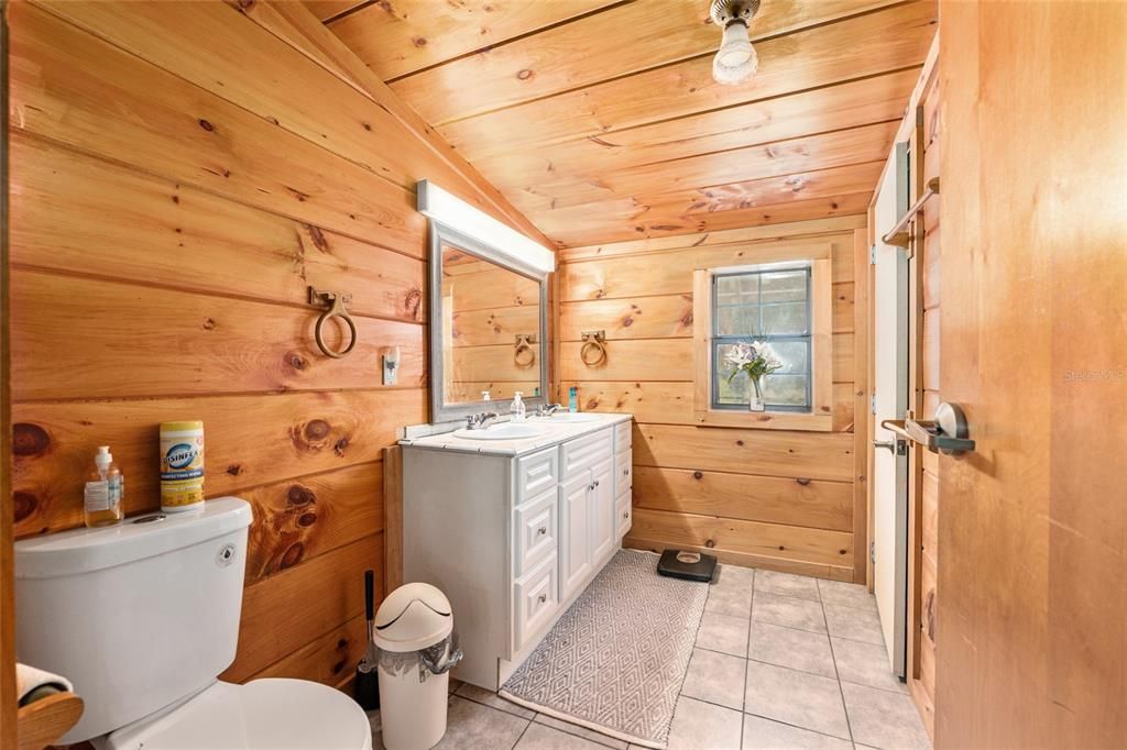 合同活跃: $375,000 (3 贝兹, 2 浴室, 1836 平方英尺)