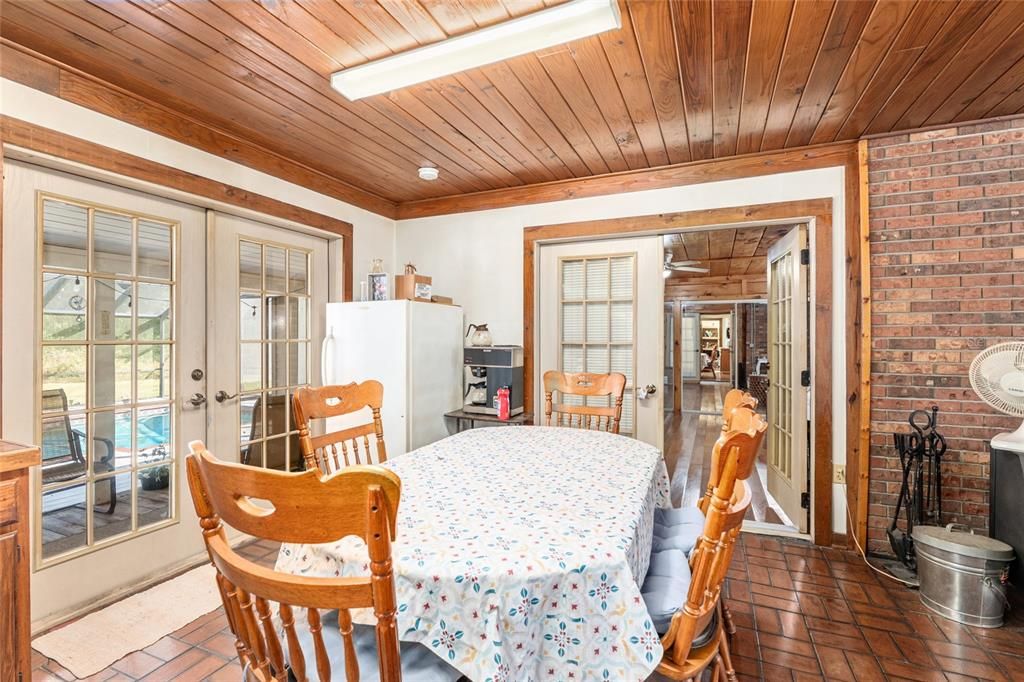 合同活跃: $375,000 (3 贝兹, 2 浴室, 1836 平方英尺)