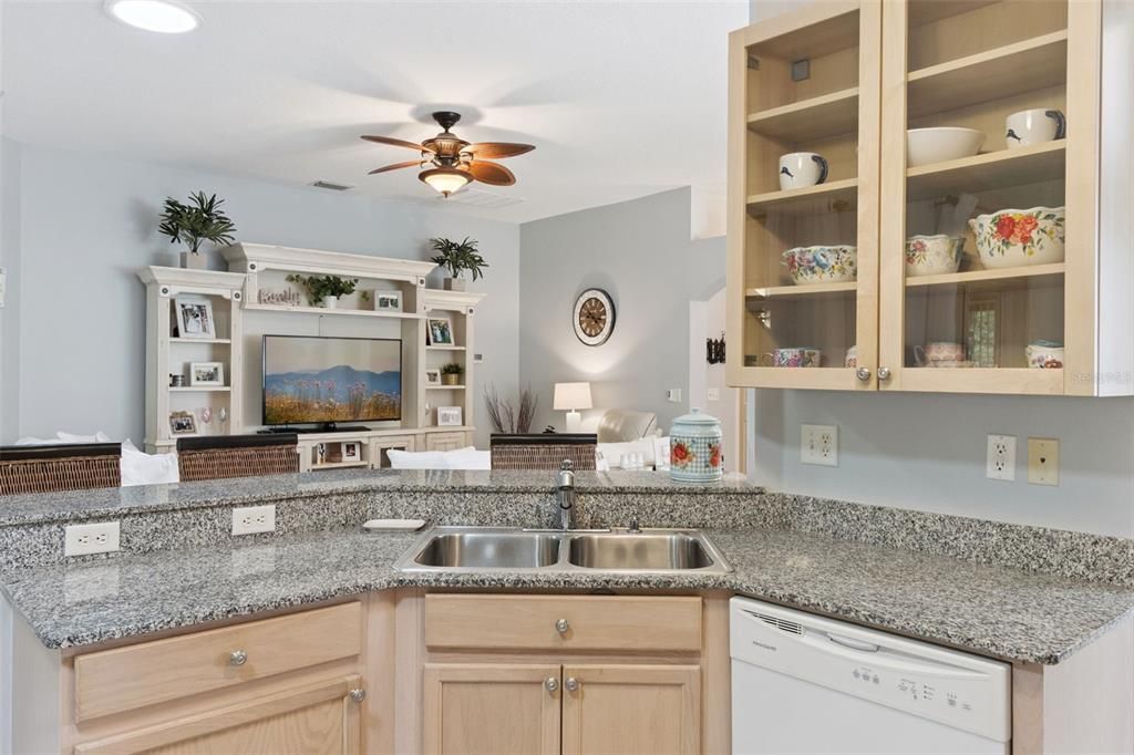 Под контрактом: $325,000 (2 спален, 2 ванн, 1440 Квадратных фут)