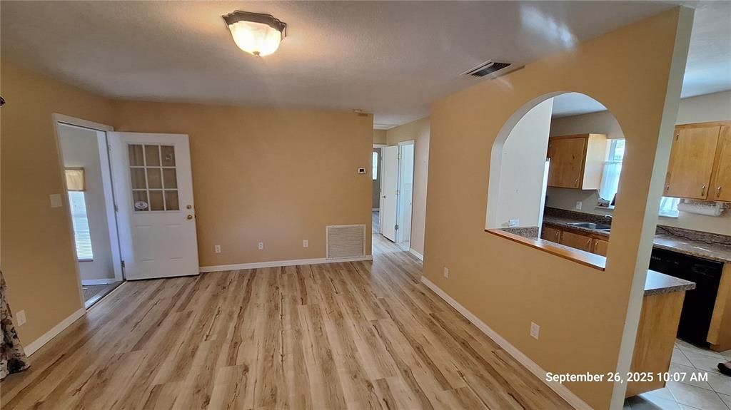 Active With Contract: $185,000 (3 beds, 1 baths, 1286 Square Feet)